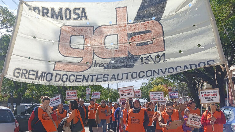 Docentes autoconvocados marchando en Formosa durante el paro