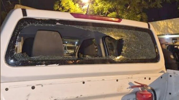 Móvil policial con daños en luneta trasera tras enfrentamiento en barrio Namqom