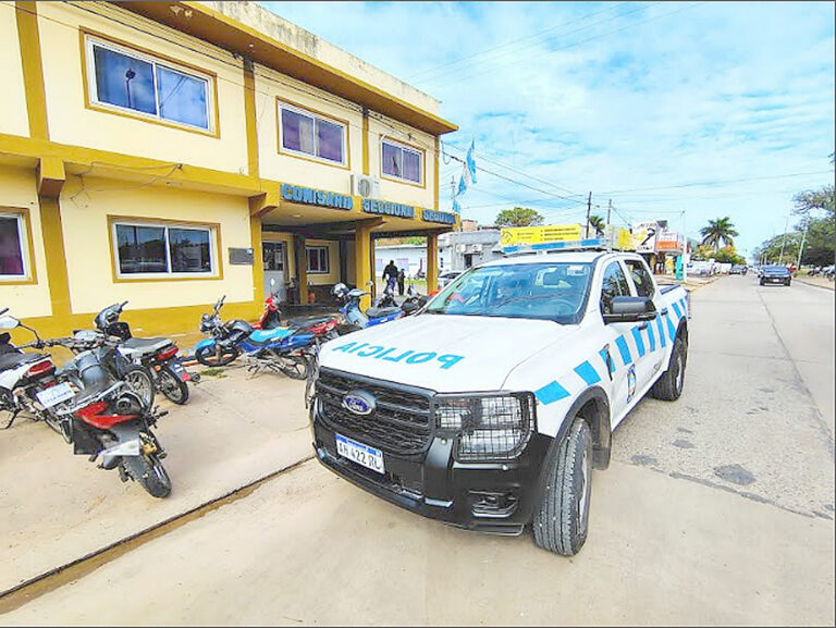 Efectivos policiales en la escena del enfrentamiento en Villa Hermosa