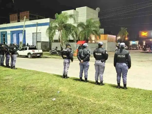 Policía en la escena del enfrentamiento en Villa Hermosa, Formosa