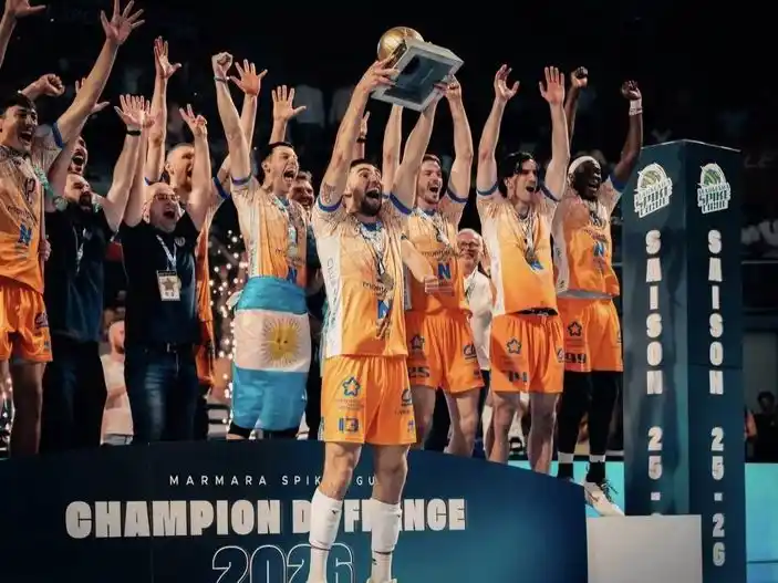 Ezequiel Palacios celebrando el título con el Montpellier