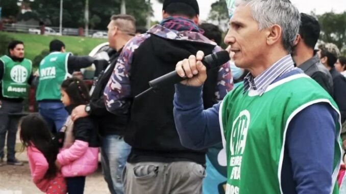 Fabián Sinsig, secretario gremial de ATE Formosa, durante una entrevista radial