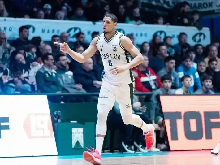 Partido de básquet entre Ferro y Gimnasia en el estadio Héctor Etchart