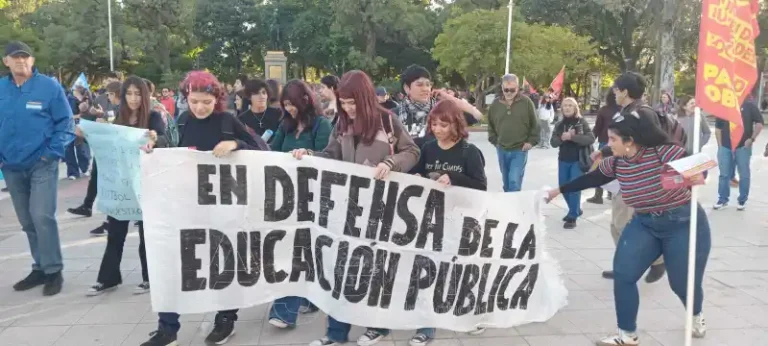 Movilización en la Plaza San Martín de Formosa en defensa de la universidad pública