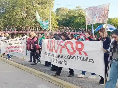 Concentración de docentes y trabajadores no docentes en la plaza San Martín de Formosa durante la cuarta Marcha Federal Universitaria