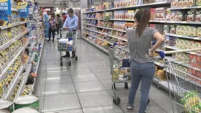Góndola de supermercado con productos