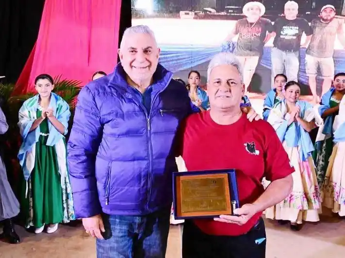 Intendente Jorge Jofré entrega reconocimiento al profesor Oscar Genes en el club Sol de América