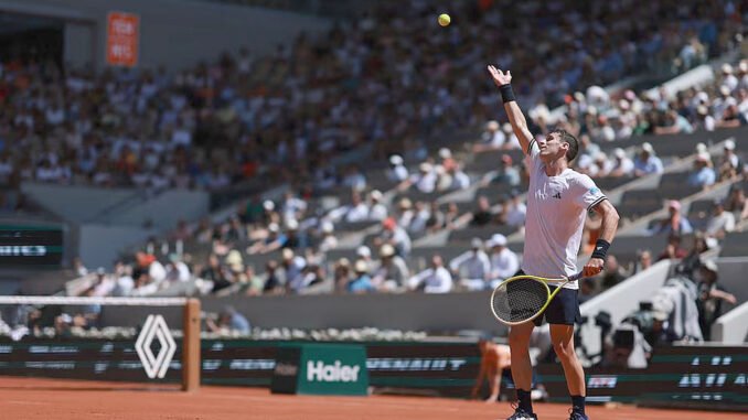 Juan Manuel Cerúndolo celebrando su victoria en la cancha Philippe-Chatrier de Roland Garros