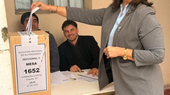 Trabajadores judiciales formoseños votando en elecciones gremiales de UEJN