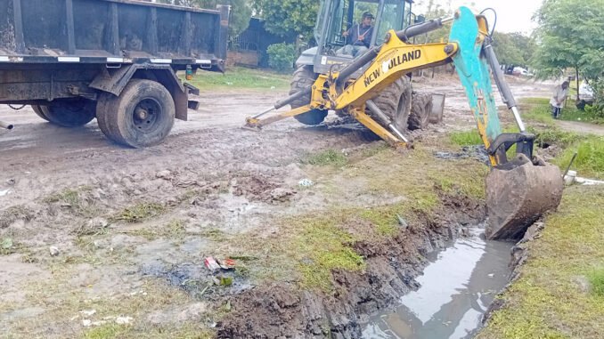Trabajos de mantenimiento de desagües pluviales en la ciudad de Formosa