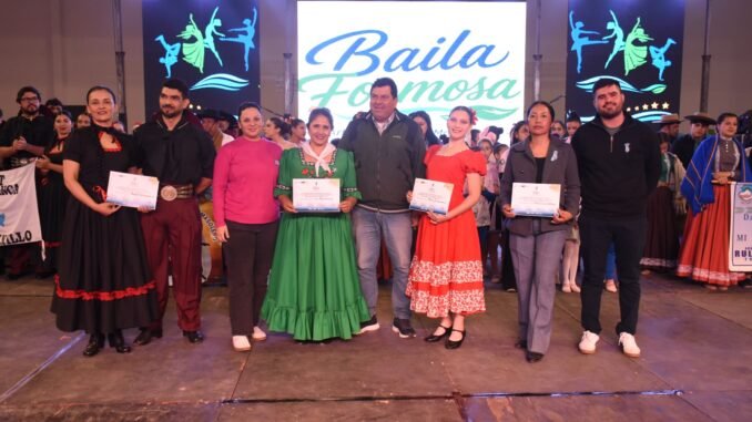Bailarines en el Encuentro Provincial de Danzas Baila Formosa en Laguna Blanca