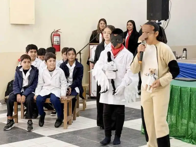 Estudiantes de la EPEP 356 presentando noticiero escolar sobre el bañado La Estrella