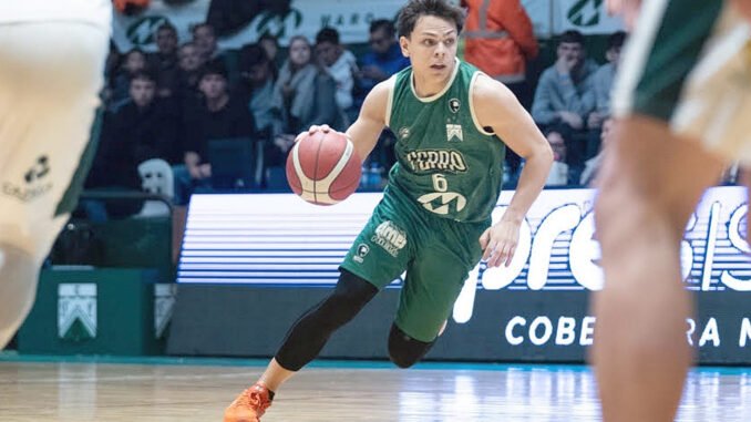 Jugadores de Ferro y Gimnasia disputando un partido de la Liga Nacional de Básquet