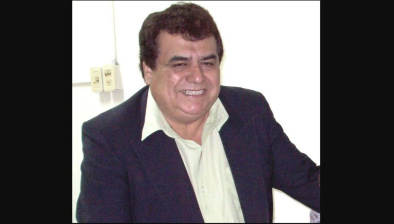 Manuel Adorni hablando en una conferencia de prensa