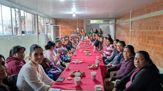 María Nacif en reunión con mujeres de Ingeniero Juárez