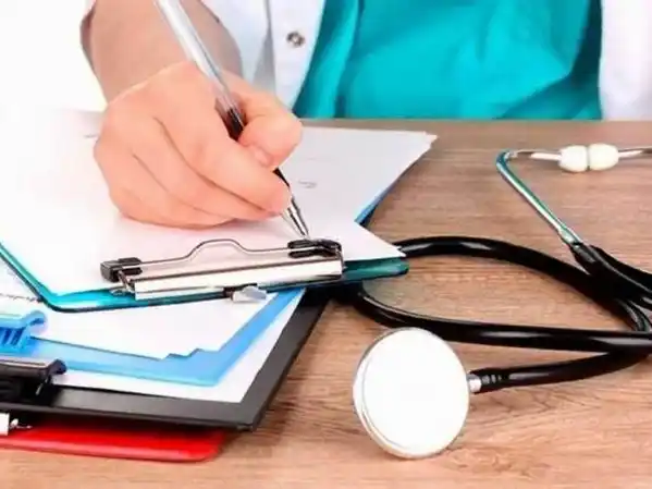 Personas esperando atención en un hospital público de Formosa