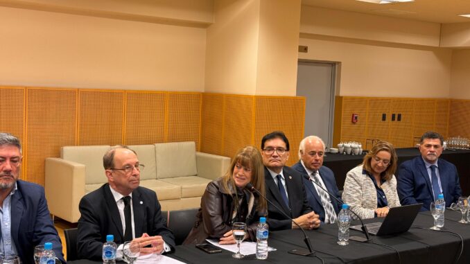Ministro Ariel Coll durante su discurso en el XIII Encuentro del Foro de Prensa Judicial en San Juan