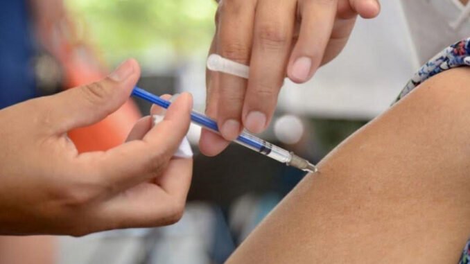 Personas vacunándose en un centro de salud de Formosa