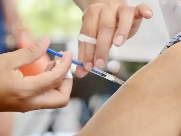Persona recibiendo una vacuna en un centro de salud de Formosa