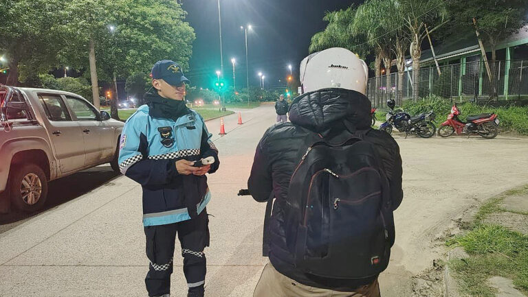 Policía de Formosa realizando control de alcohotest durante operativo de fin de semana