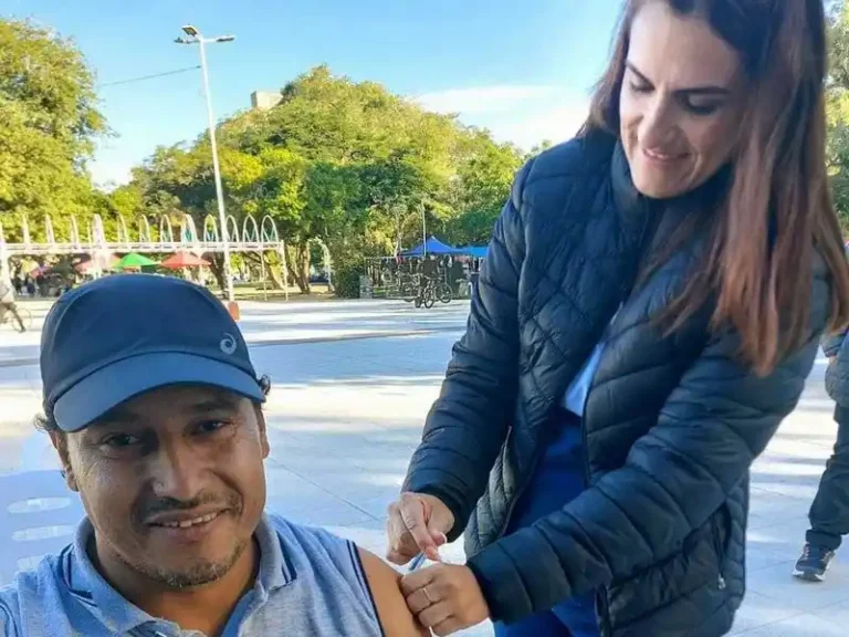Personas en fila durante operativo de vacunación en la plaza San Martín de Formosa