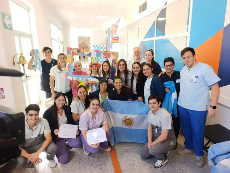 Pacientes celebrando el fin de tratamientos oncológicos en el Centro de Medicina Nuclear de Formosa