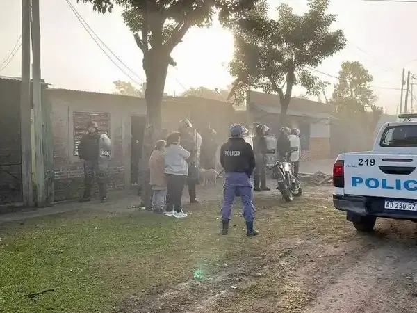 Policía realizando allanamiento en barrio Antenor Gauna