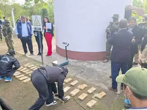 Funcionarios y autoridades durante la destrucción de sustancias ilegales en Mojón de Fierro, Formosa