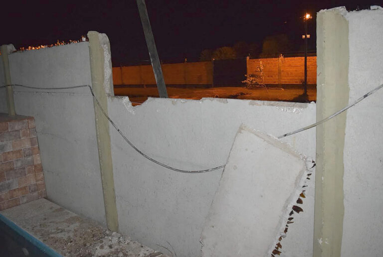 Efectivos policiales en la entrada de una casa quinta en barrio Luján