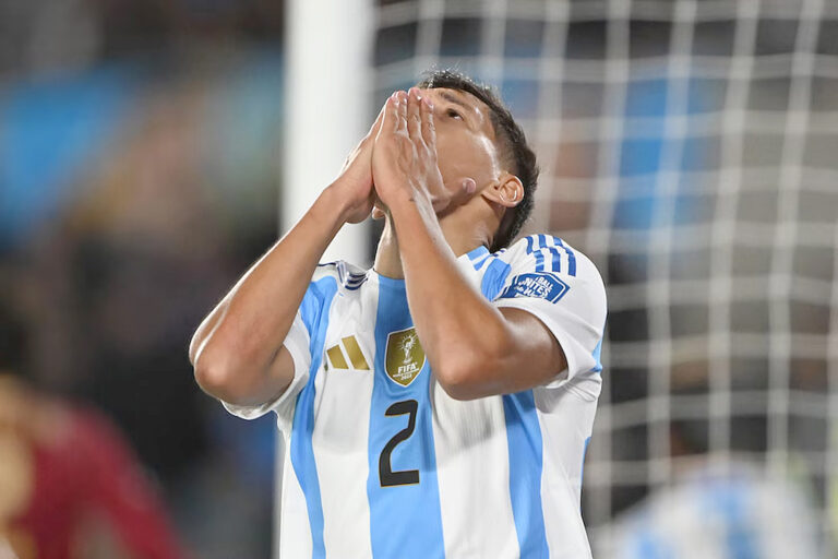 Nahuel Molina durante un partido con la selección argentina