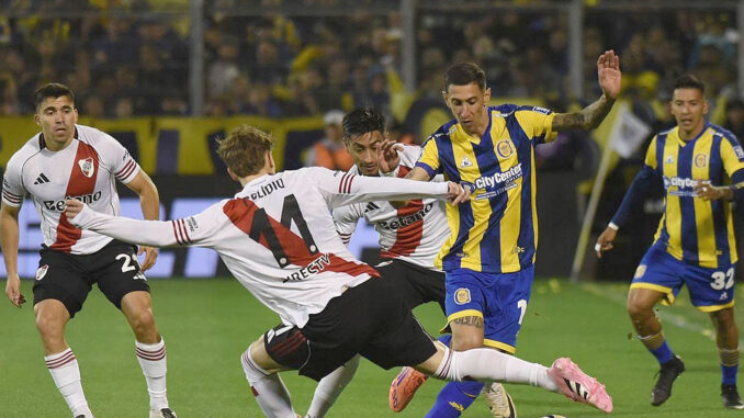 Estadio Monumental con los escudos de River Plate y Rosario Central