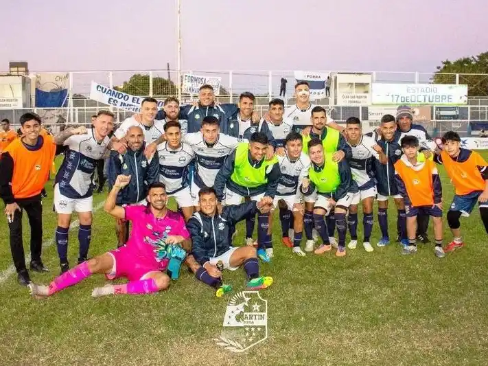 Jugadores de San Martín de Formosa festejando un gol en el estadio 17 de Octubre
