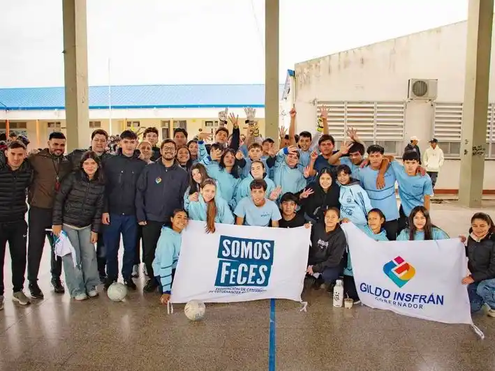 Jóvenes estudiantes participan en encuentro recreativo en polideportivo escolar de Formosa