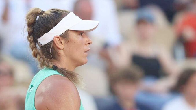 Solana Sierra durante su partido de tercera ronda en Roland Garros 2026