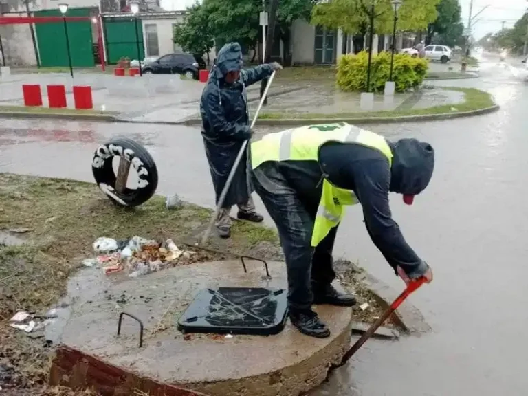Personal municipal realizando tareas de limpieza de desagües en Formosa durante las lluvias
