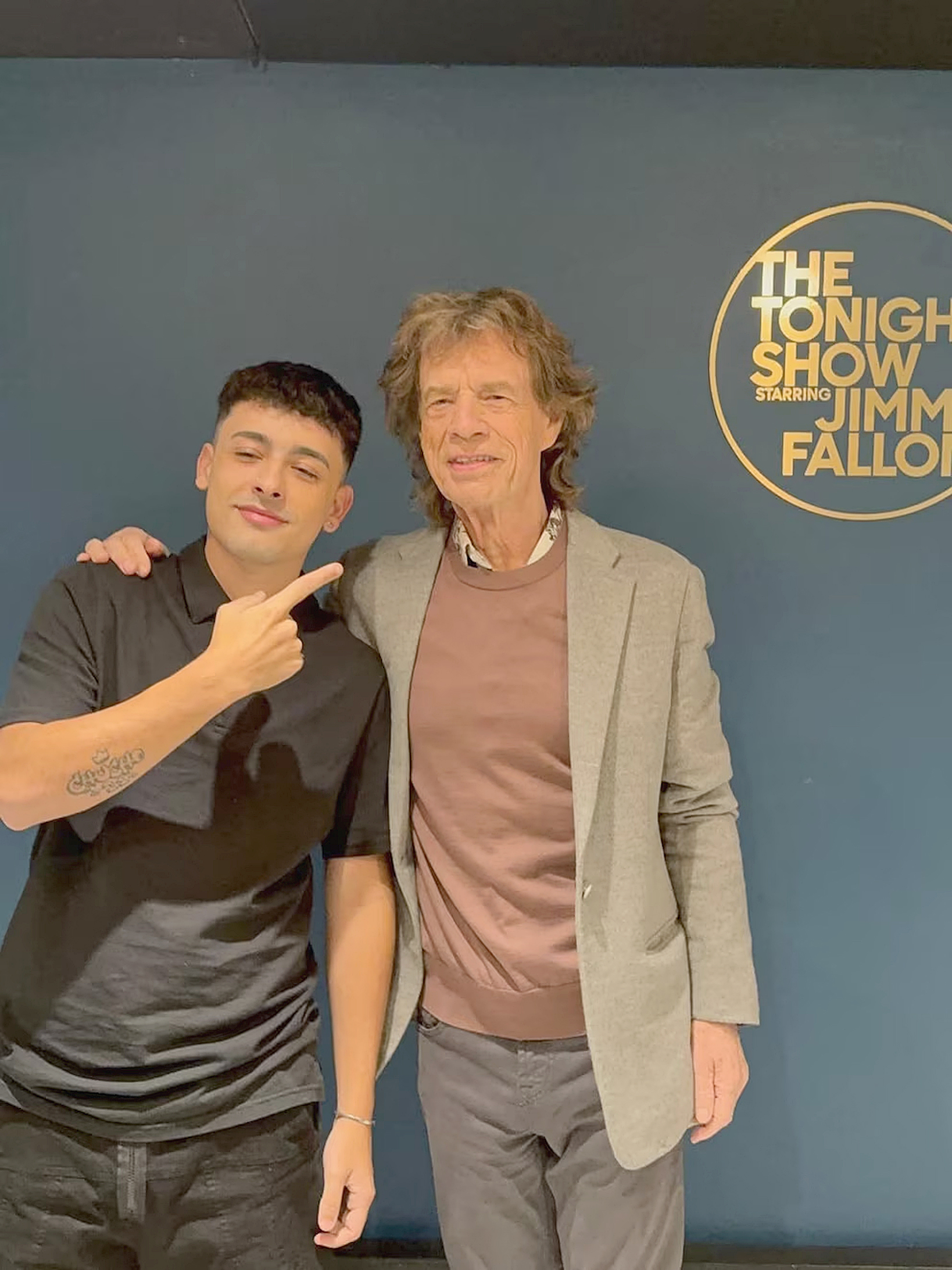 Trueno mostró su encuentro con Mick Jagger en el programa de Jimmy ...