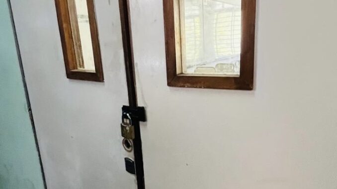 Puertas de la Facultad de Ciencias de la Salud de la UNaF cerradas con cadenas y candados