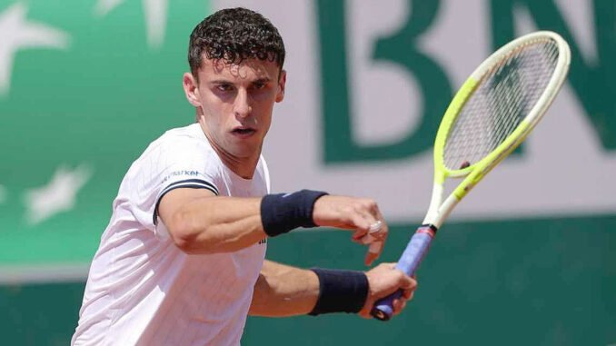 Juan Manuel Cerúndolo celebrando un punto durante su partido de tercera ronda en Roland Garros 2026