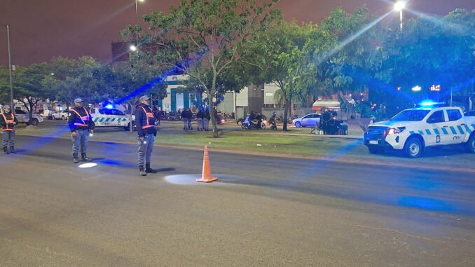 Policía realizando control de alcoholemia en la vía pública